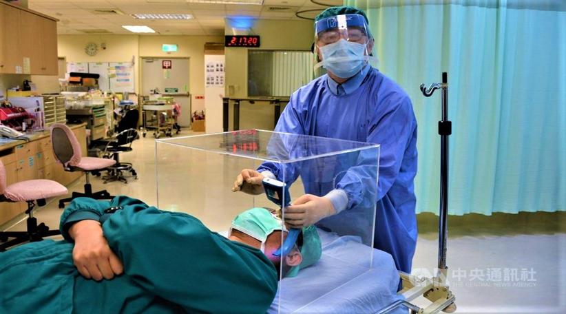 Médico taiwanés crea un dispositivo de protección barato en medio de la crisis por el coronavirus