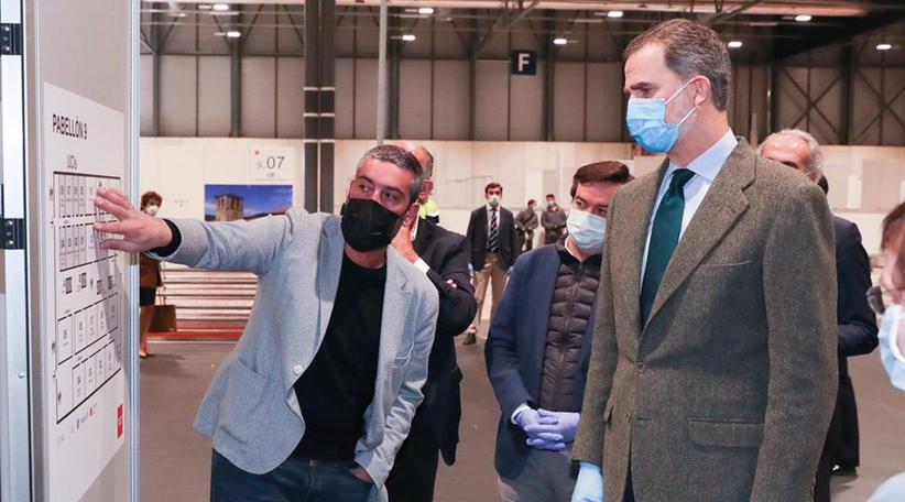 El rey Felipe VI, con mascarilla y guantes, visitó el hospital de Ifema en Madrid