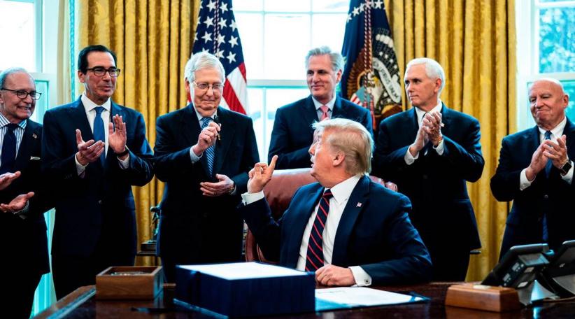 El presidente estadounidense, Donald Trump, firmó el paquete de estímulo económico de la historia del país, por valor de más de 2 billones de dólares