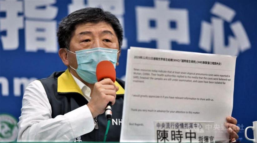 el ministro de Salud de Taiwán, Chen Shih-chung (陳 時 中), mostró una copia impresa del contenido del correo electrónico de Taiwán a la OMS. 