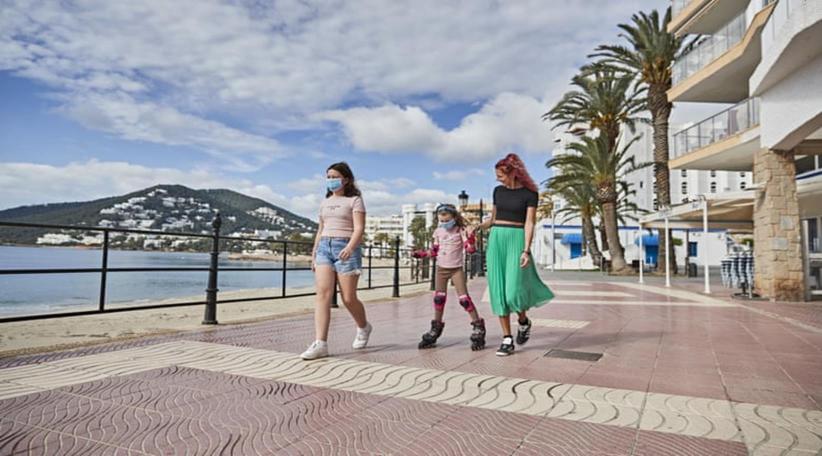 Los niños vuelven a las calles españolas mientras los muertos diarios por coronavirus bajan a 288 