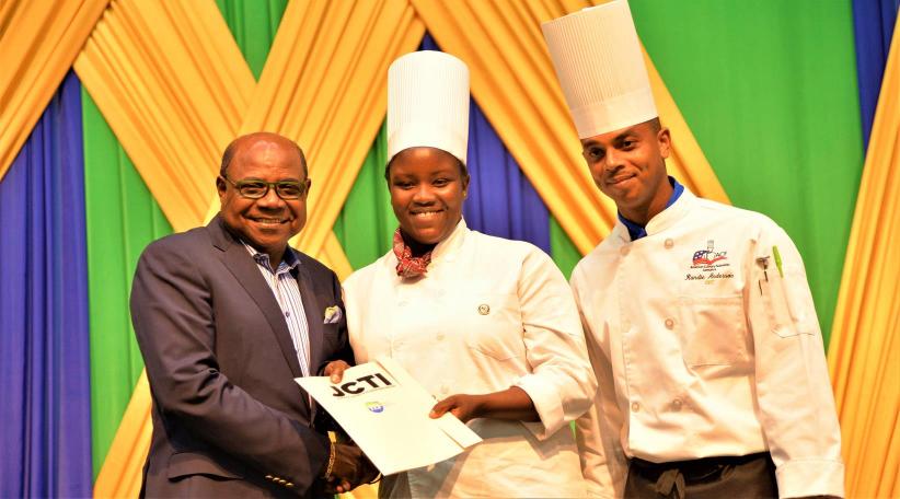 Jamaica lanzó un programa gratuito de capacitación en línea para trabajadores turísticos  