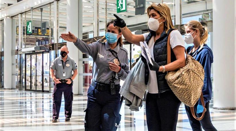 España comienza a tomar la temperatura y aplicar la cuarentena a los viajeros que llegan en barco o avión