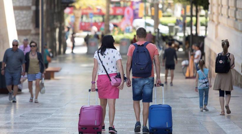 Sánchez anunció la reapertura de España al turismo extranjero en julio