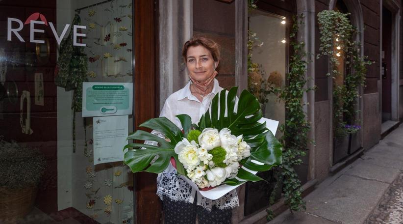  En su florería de Via Disciplini,  Roberta Vancini es otro ejemplo de quienes trabajan por devolver el encanto a Milán. Foto: Pablo Munini @pablomunini