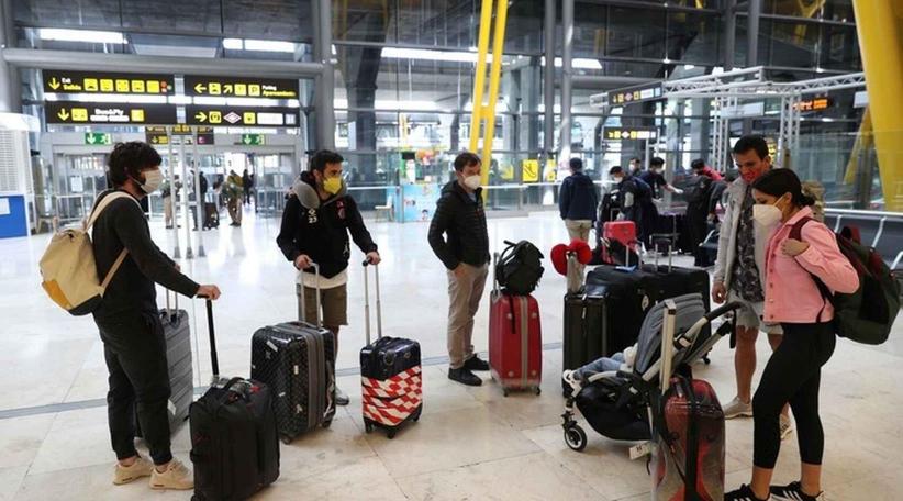 Los viajeros pasarán un triple control sanitario al llegar a España
