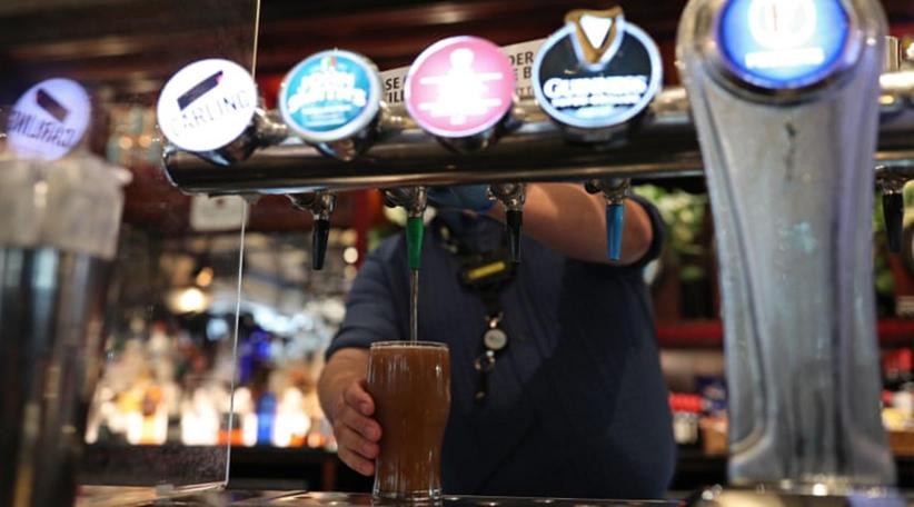 Inglaterra reabre pubs, restaurantes y peluquerías 