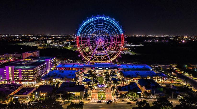 The Wheel en ICON Park, en Orlando, se ilumina con los colores de la bandera de Colombia este 20 de julio de 2020 