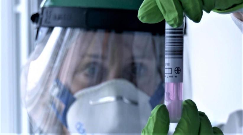 La vacuna COVID-19 de Moderna se pone a prueba en miles de voluntarios