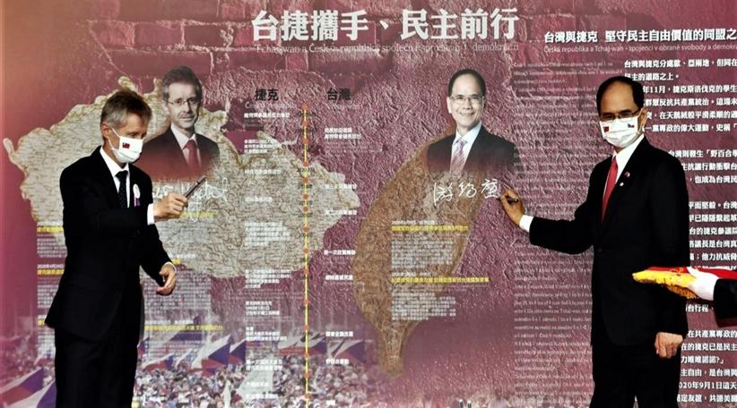 El presidente del Senado checo invoca a Kennedy y dice "soy taiwanés"
