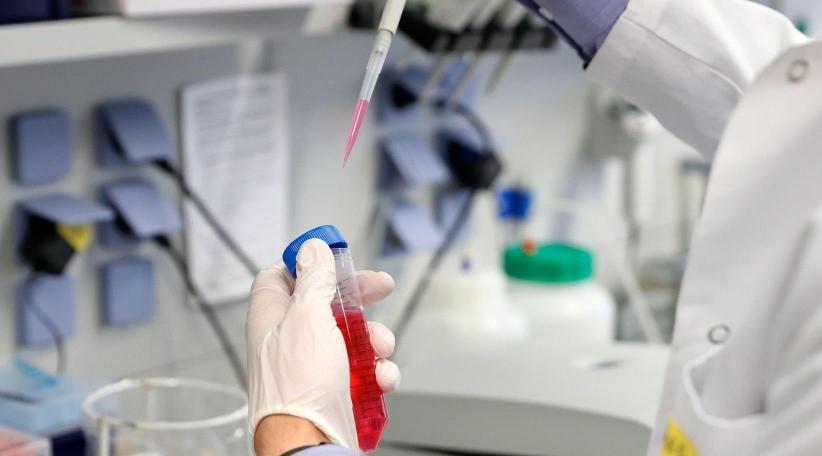 El voluntario que ha hecho parar la vacuna de AstraZeneca sufre mielitis transversa