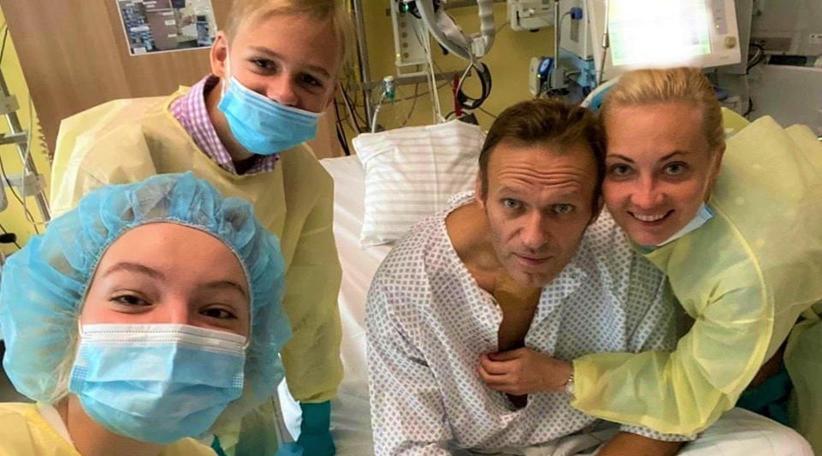 El líder opositor ruso Alexei Navalni se recupera y se muestra en las redes sociales 