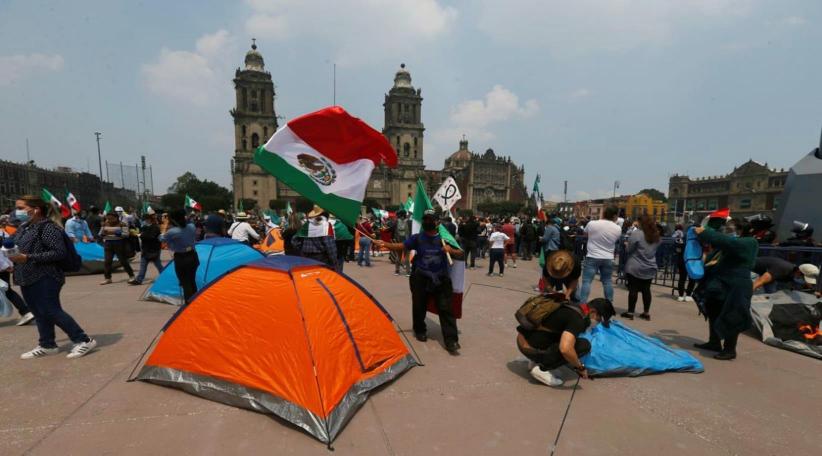 Opositores a López Obrador protestan y acampan en el Zócalo de Ciudad de México