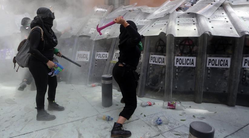 Mexican women demanding legalization of abortion clash with police