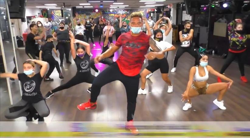 El coreógrafo y bailarín Michel Valdés es furor en redes sociales con sus clases de gimnasia en tiempos de pandemia