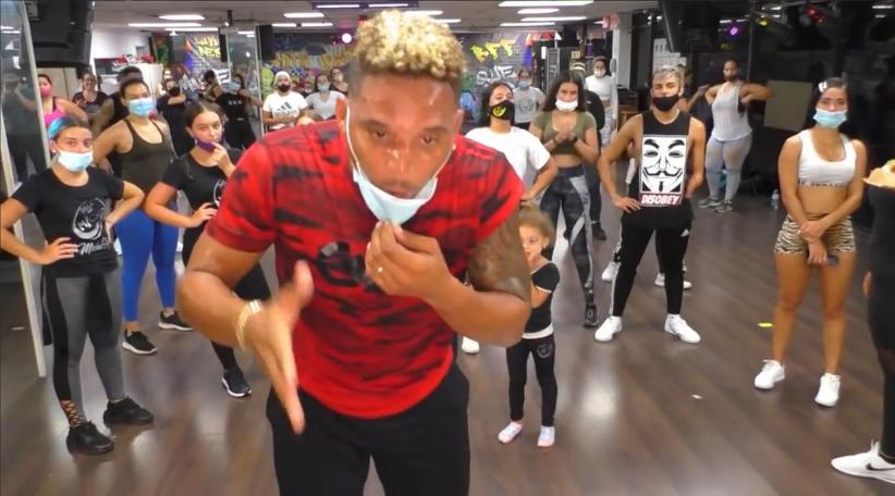 El coreógrafo y bailarín Michel Valdés es furor en redes sociales con sus clases de gimnasia en tiempos de pandemia