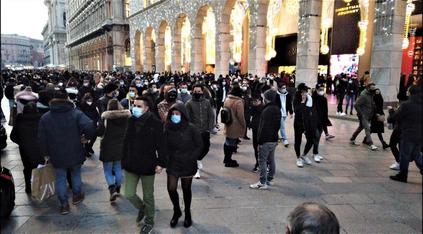 Italia evalúa restricciones para Navidad tras las multitudes en las calles el fin de semana