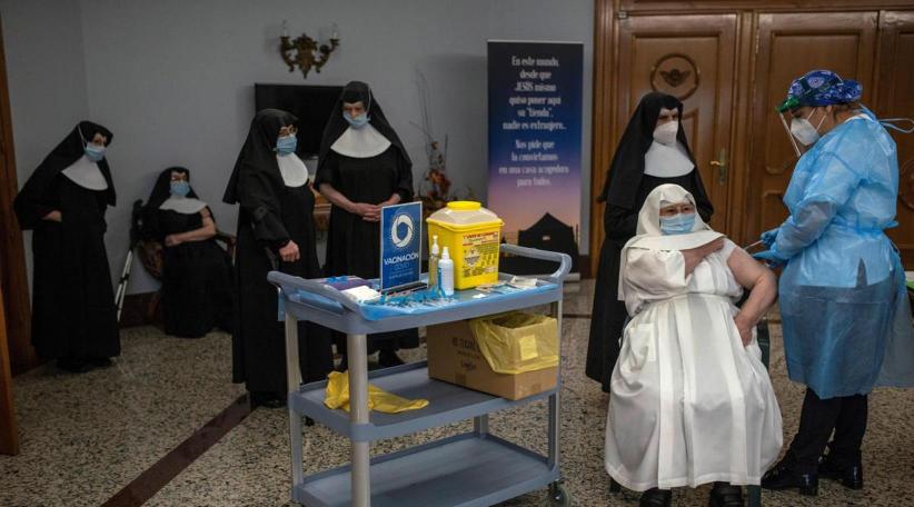 España: La esperanza de la vacuna choca con la lentitud de la campaña de inmunización