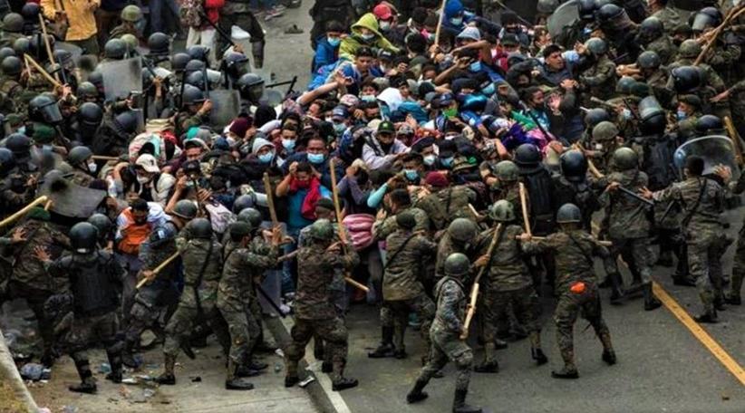 Guatemala detiene con violencia una caravana migrante de hondureños que quieren llegar a EEUU