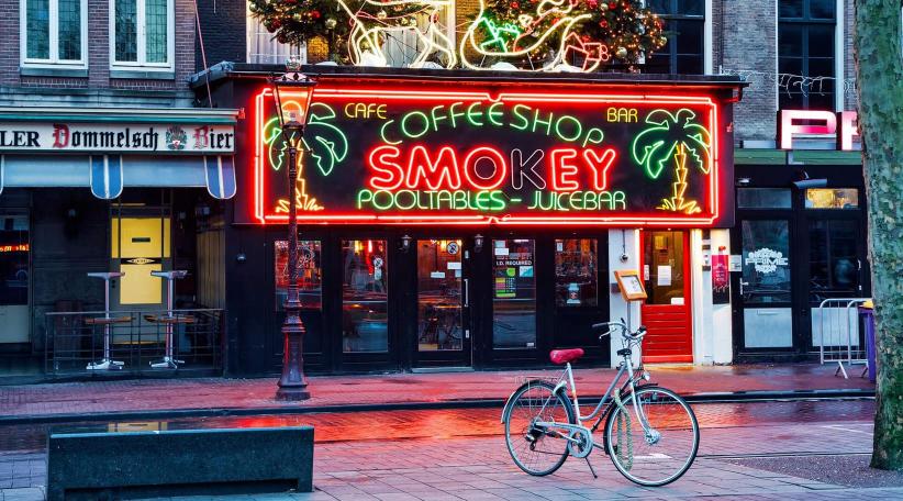 Ámsterdam quiere restringir la entrada de turistas a sus tiendas de marihuana