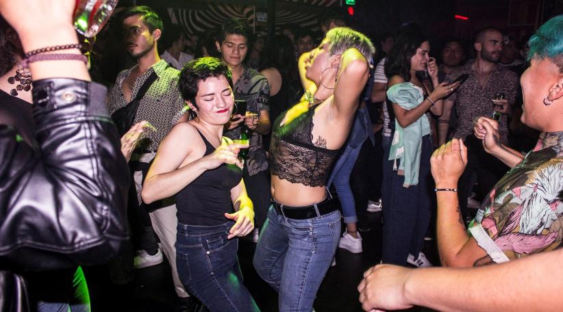 Crecen contagios de Covid en millennials por acudir a fiestas.