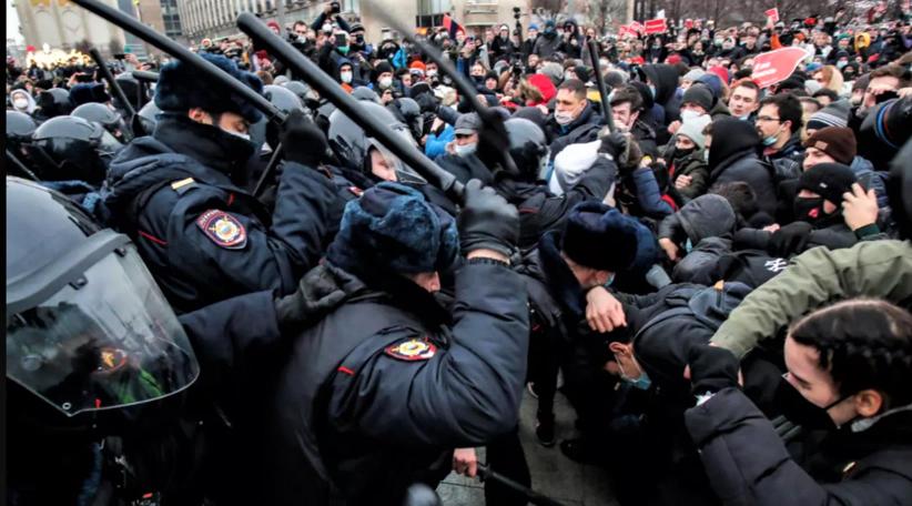 Navalny: Thousands join fresh protests across Russia