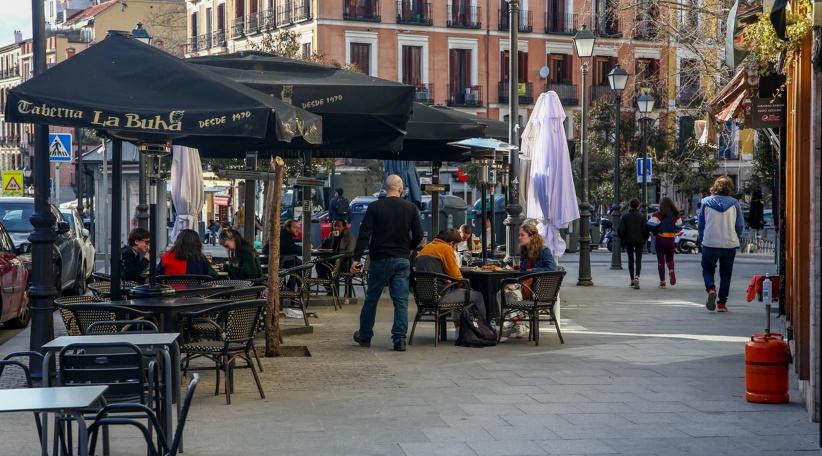 España: Madrid amplía a 6 comensales por mesa en las terrazas y obliga a llevar mascarilla en los bares 