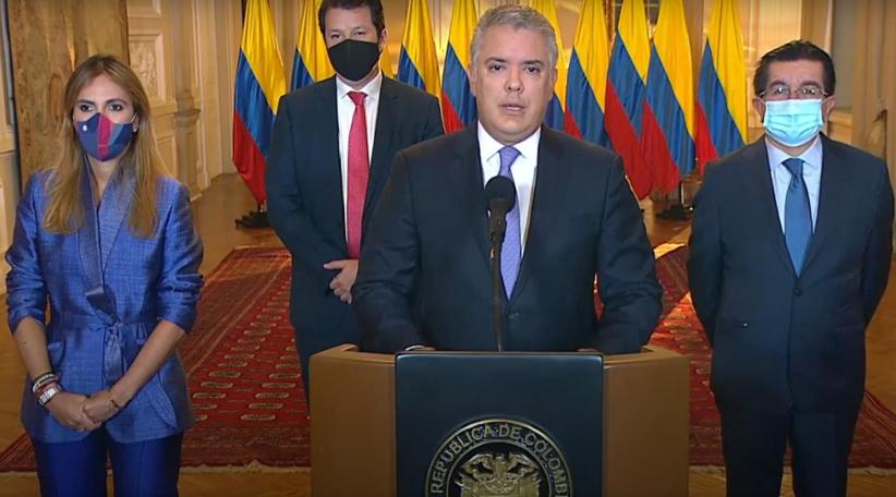 El presidente Iván Duque anunció en la mañana de este lunes que hoy llegan las primeras 50.000 dosis de vacunas de Pfizer a Colombia, las cuales estarán disponibles para la primera jornada de vacunación en el país, el próximo 20 de febrero. 