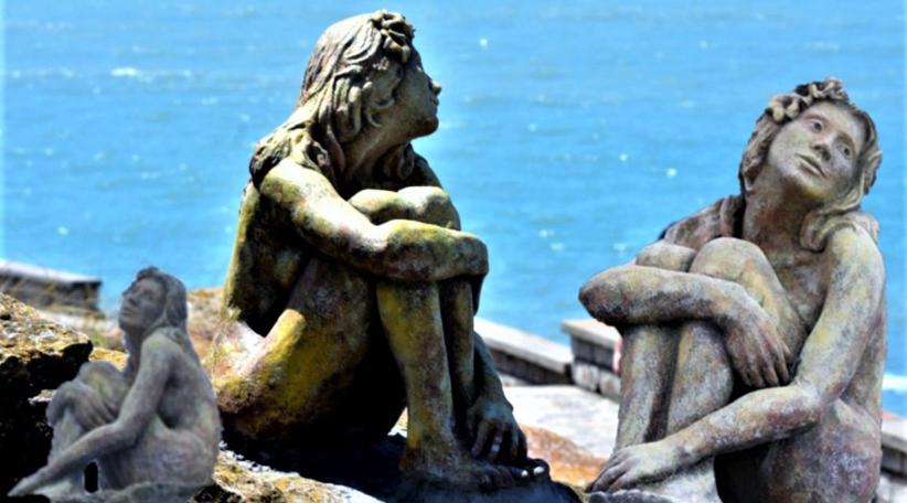 Mar del Plata: Crece el misterio por la estatua de una mujer desnuda que apareció en Playa Chica