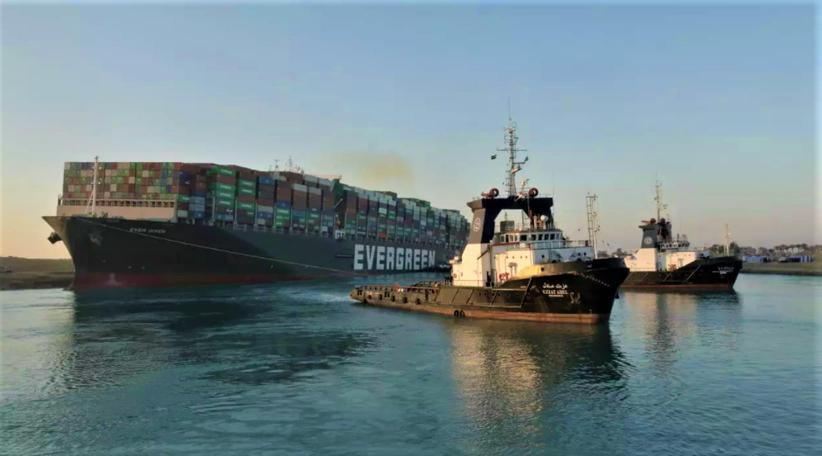 Los remolcadores consiguen reflotar parcialmente el buque que bloquea el canal de Suez