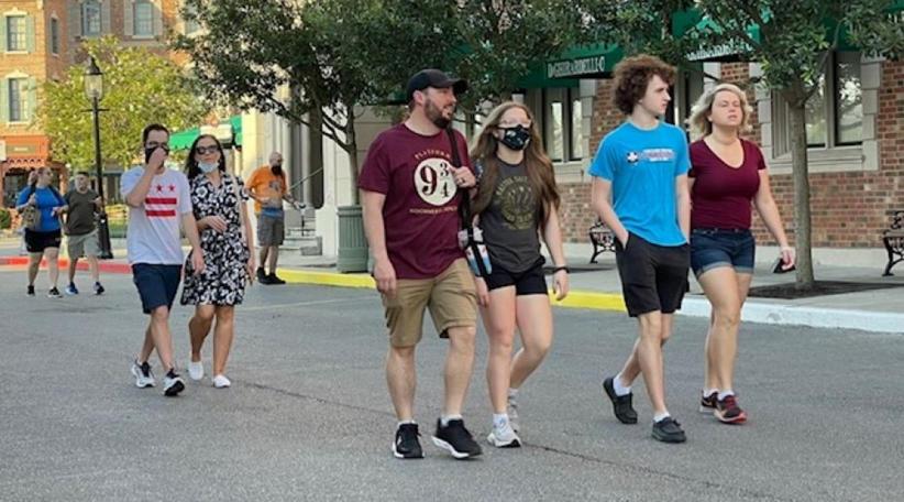 Disney y Universal dejan de exigir a los visitantes que usen máscaras faciales en las áreas comunes al aire libre
