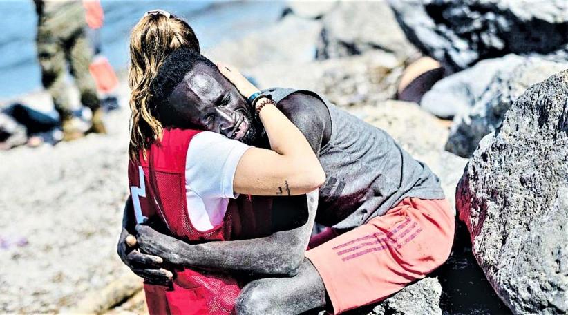 Polémica por las críticas que recibió la voluntaria de la Cruz Roja España que abrazó a un migrante exhausto