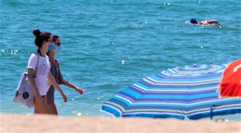 España analiza retirar el uso obligatorio de mascarillas en exteriores y vacunar a viajeros de vacaciones