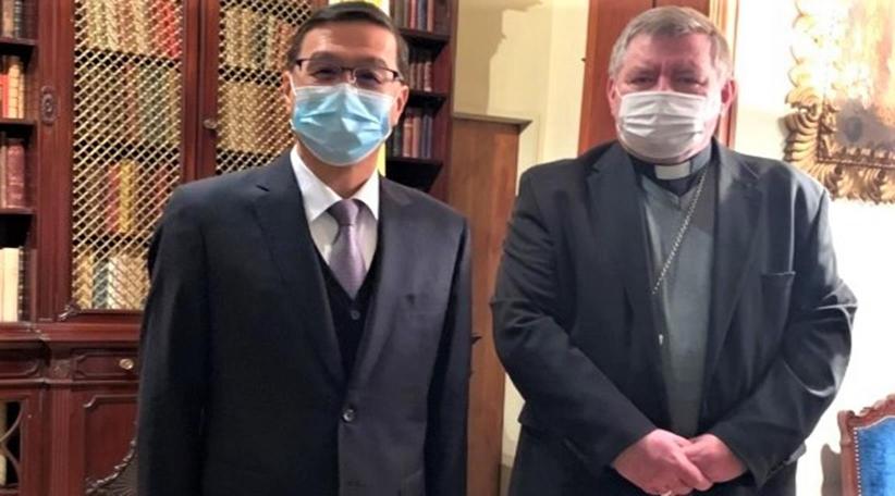 Representante de Taiwán en Argentina envía saludos al papa Francisco durante visita a nuncio apostólico