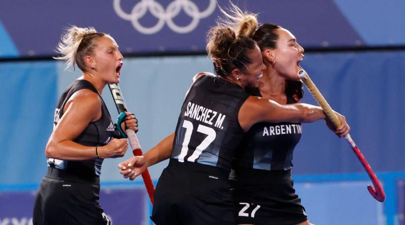 El seleccionado de la Argentina de hockey sobre césped femenino celebró con locura el pase a la definición de la competencia. 