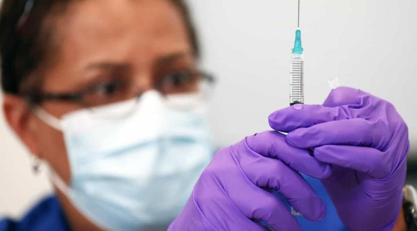 La Administración de Alimentos y Medicamentos de Estados Unidos (FDA) autorizó la administración de una tercera dosis de las vacunas contra la covid-19 de Pfizer y Moderna a las personas inmunodeprimidas.