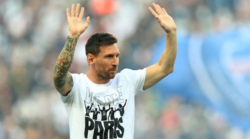 PSG fans give Messi huge ovation