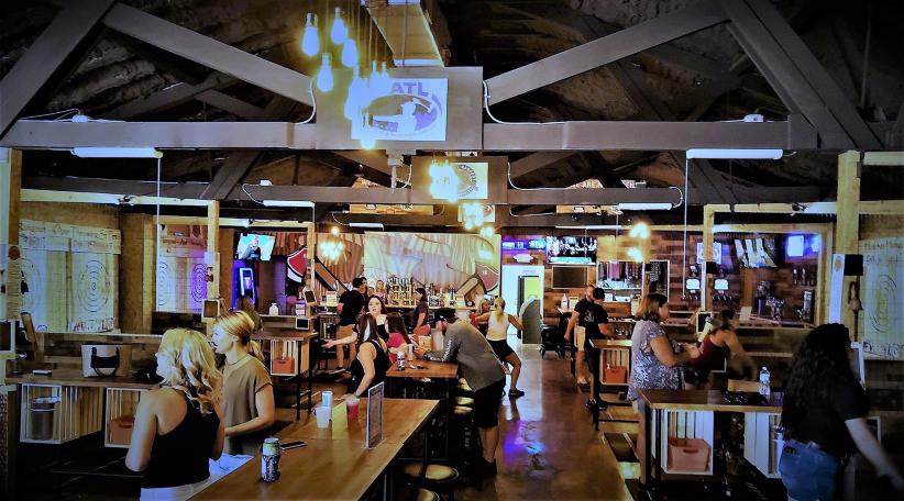 Lanzamiento de hachas en St. Pete, la nueva moda que impone Hatchet Hangout antes de una cerveza