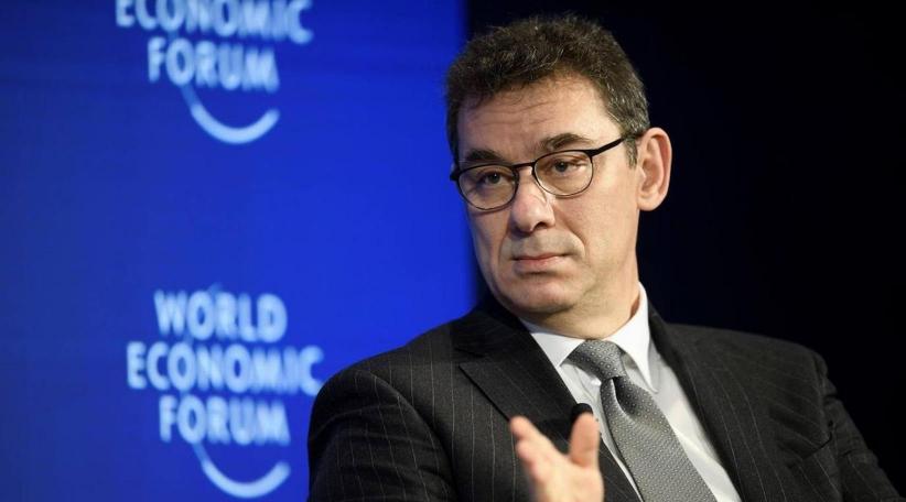 El consejero delegado de la farmacéutica Pfizer, Albert Bourla, pronosticó este domingo que en "un año" volverá la "vida normal" tras la pandemia de covid-19, aunque consideró probable que haya que vacunarse "anualmente" contra la enfermedad.