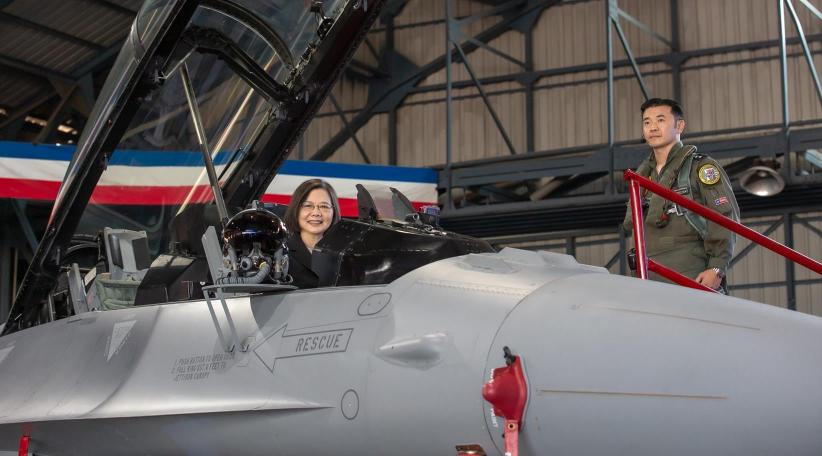 La presidenta Tsai Ing-wen elogió la cooperación militar con EEUU al poner en servicio aviones de combate F-16V