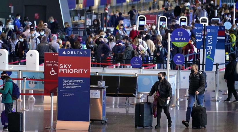 U.S. travelers adjust holiday plans to constraints of Omicron wave