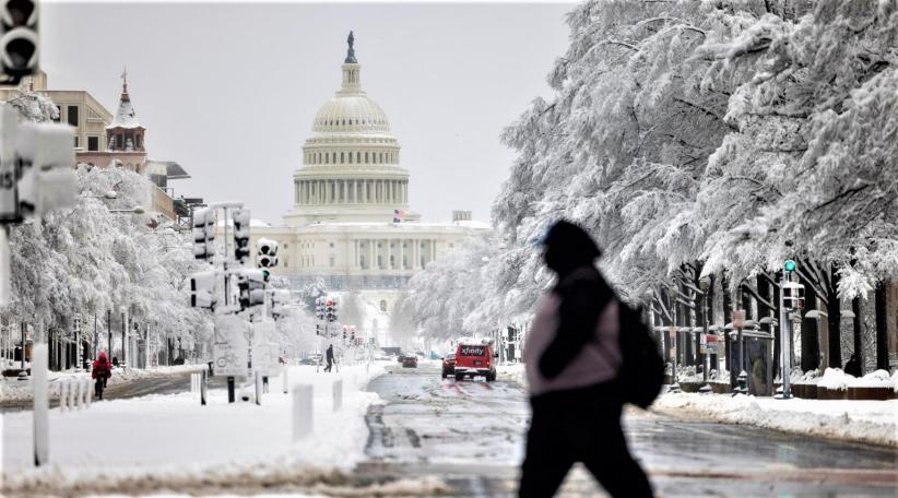 Winter storm pounds Washington as it moves across U.S. East Coast