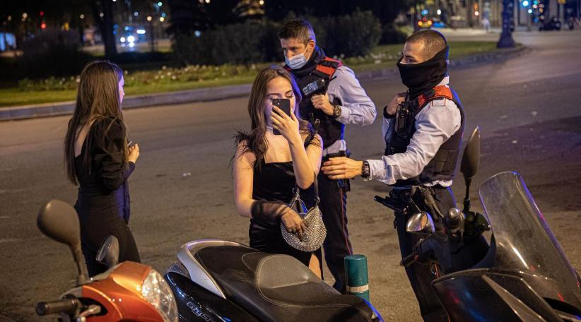 España: La Justicia autoriza la prórroga del toque de queda otros 14 días en Cataluña