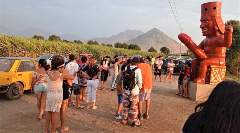 Vandalizan la estatua del pene gigante que es furor turístico en Perú