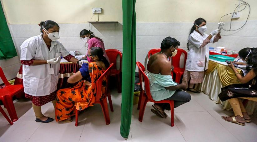 India inicia la aplicación de vacunas de refuerzo para personas vulnerables 