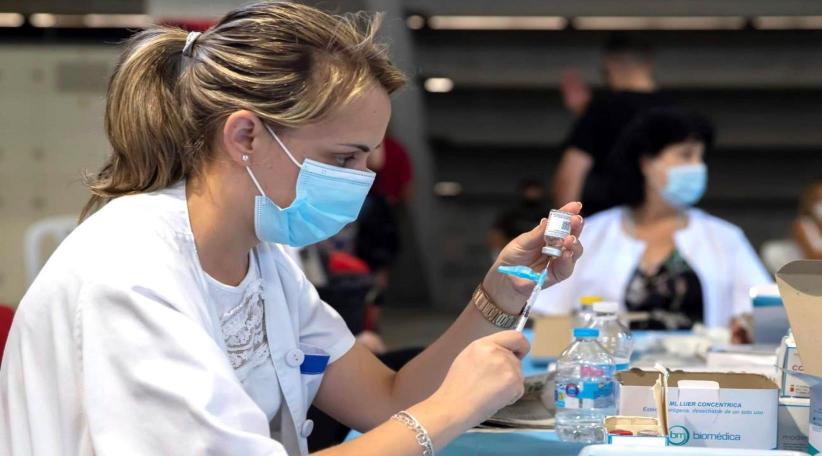 España prepara un plan para abordar el coronavirus como una gripe