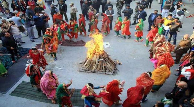 India celebra el Lohri 2022