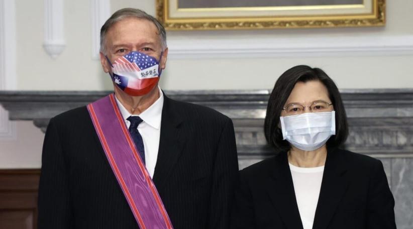 La presidenta Tsai otorga una medalla a Pompeo por mejorar los lazos entre Taiwán y EEUU