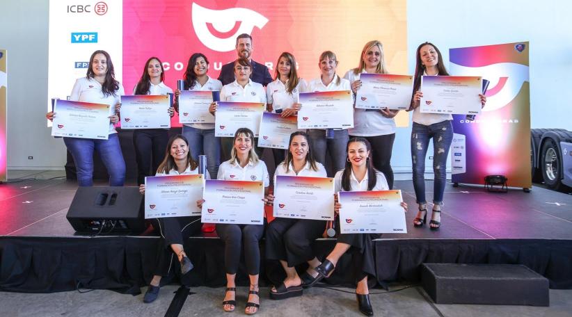 Egresaron doce nuevas conductoras del programa de SCANIA