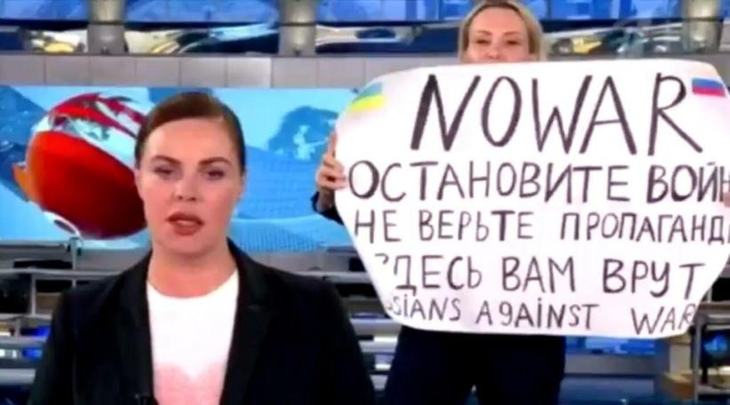 Detienen a una editora periodística que protestó contra la guerra con un cartel durante una transmisión en vivo de la televisión rusa